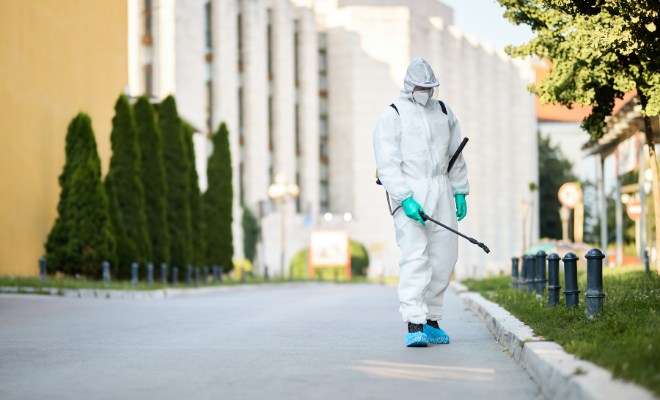 técnico realizando sanitização de ambiente externo